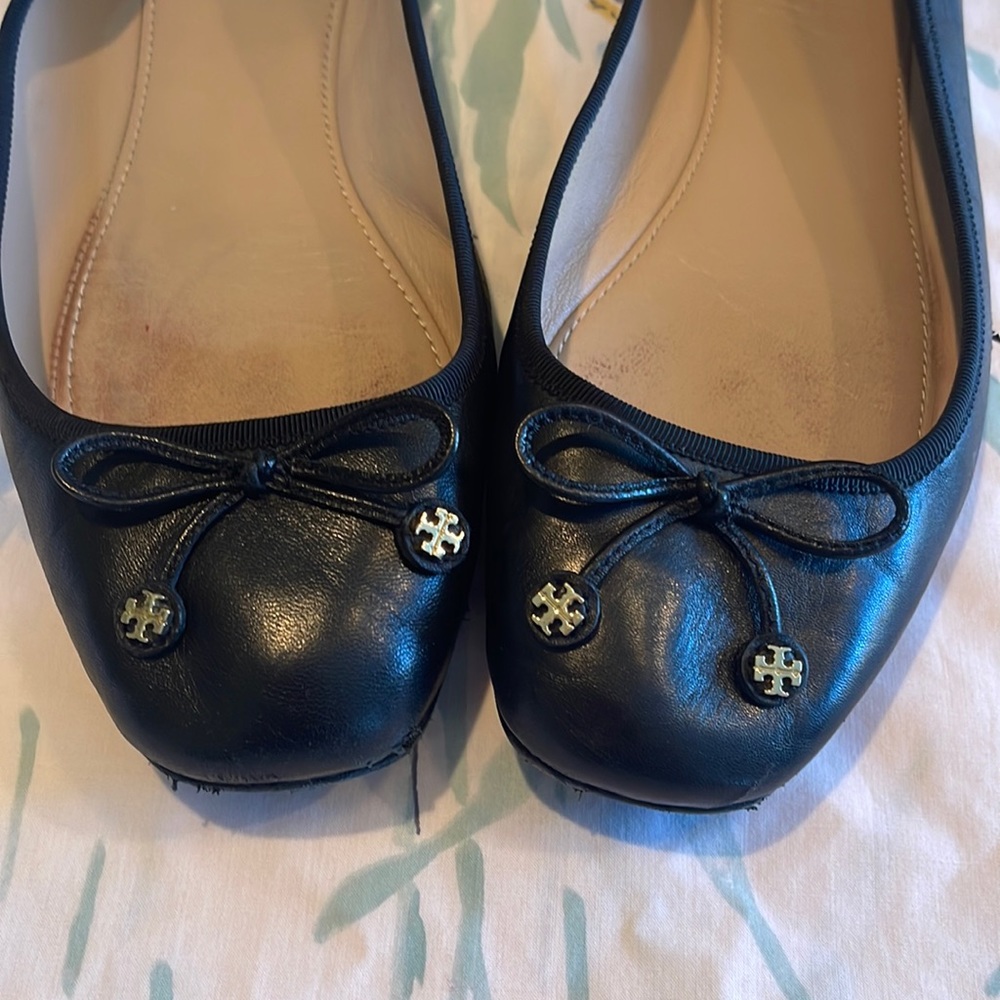 Tory Burch black flats shoes. Says 10 but they fit more like a 10.5-11. Too big